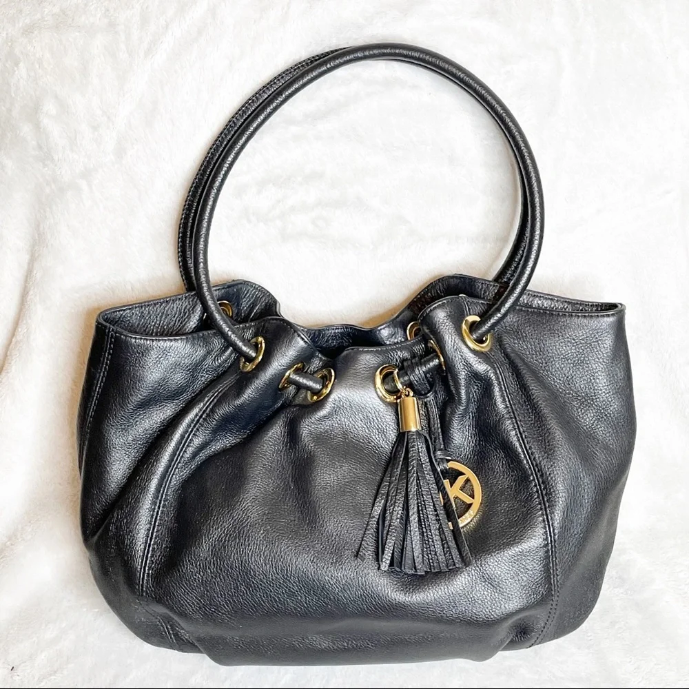 Michael Kors Black Leather Hobo W/tassel & Logo.